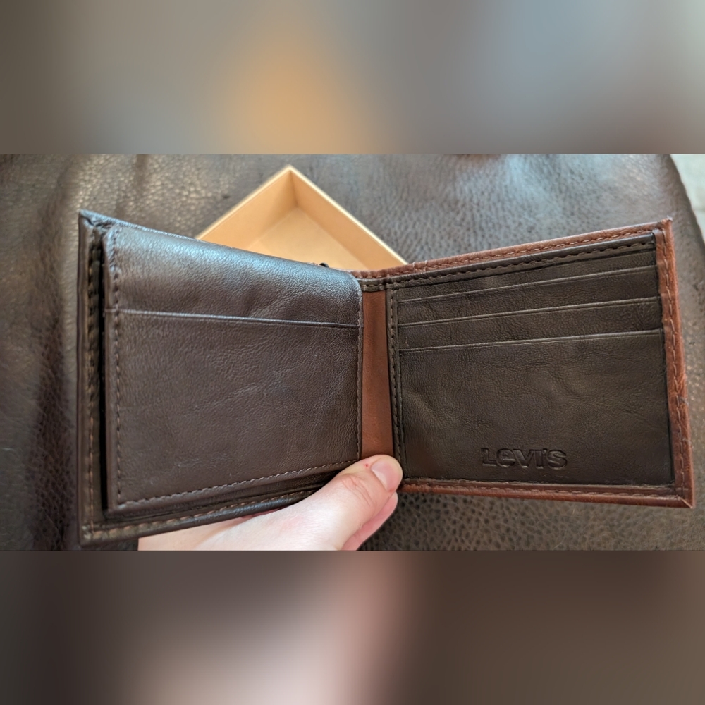 NWT Levi Brown leather wallet - Picture 4 of 6